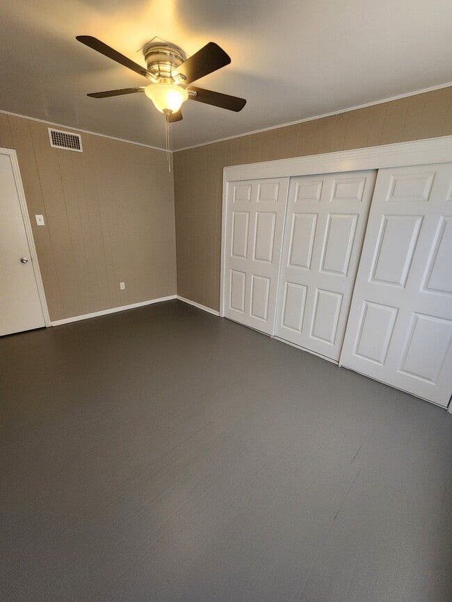 Building Photo - 3 bed 2 bath 1 car garage