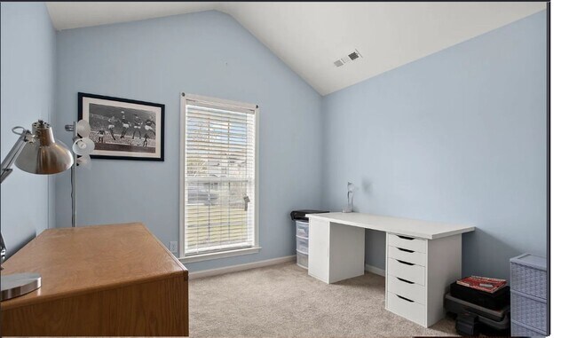 Building Photo - Spacious 3/2 Available Now!