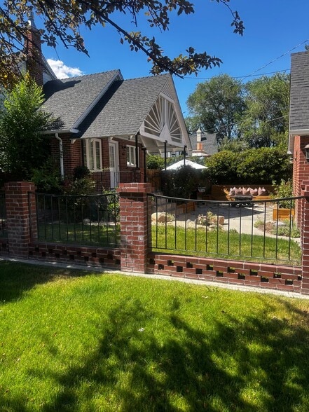 Building Photo - 1190 Manor Dr