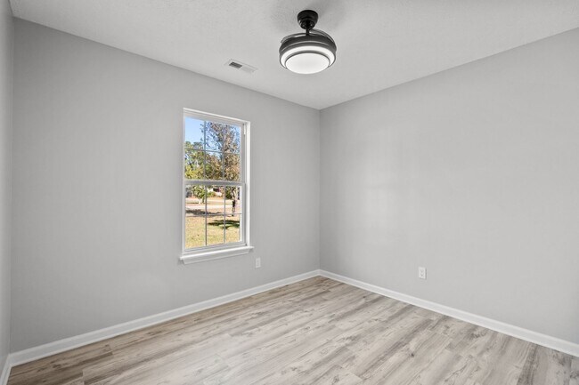 Building Photo - Fully Renovated 3 Bedroom in Southport!
