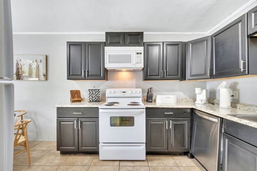 Building Photo - 415 S Hyer Ave