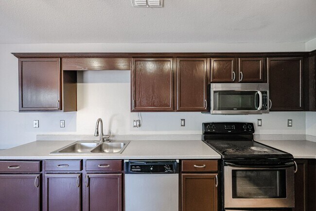 Building Photo - COMING SOON !! Amazing 5 bedrooms and bathrooms in one of the best school districts!