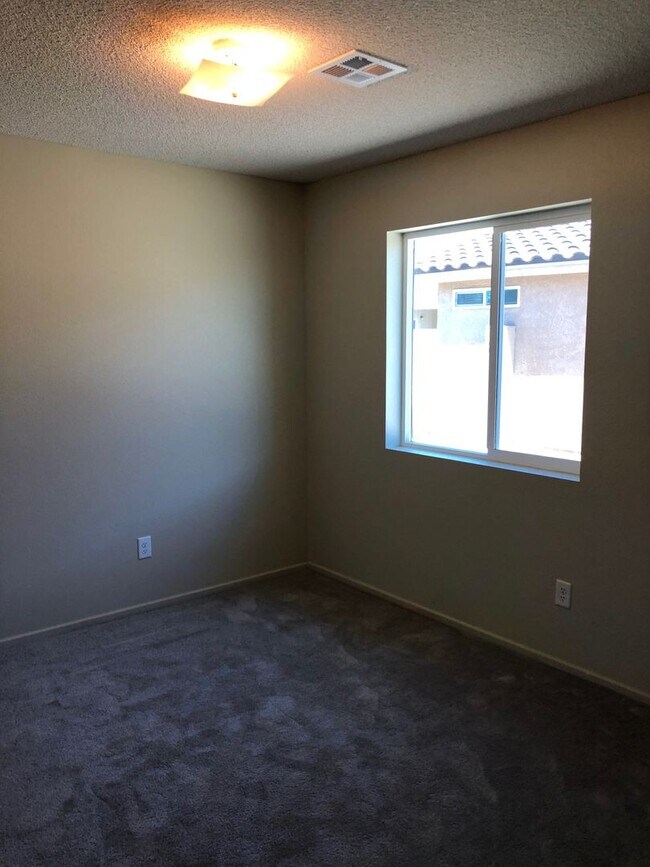 Building Photo - 3 Bedroom Home in Desert Oasis