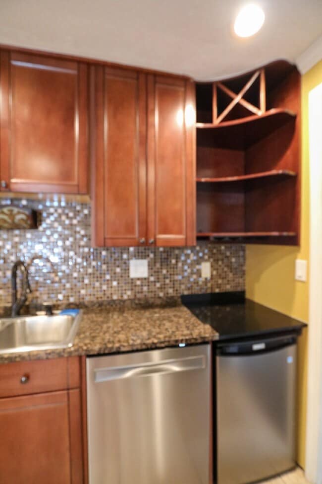 Building Photo - 3 bedroom, 2.5 bathroom home is in a highly sought-after neighborhood in the heart of South Tampa...