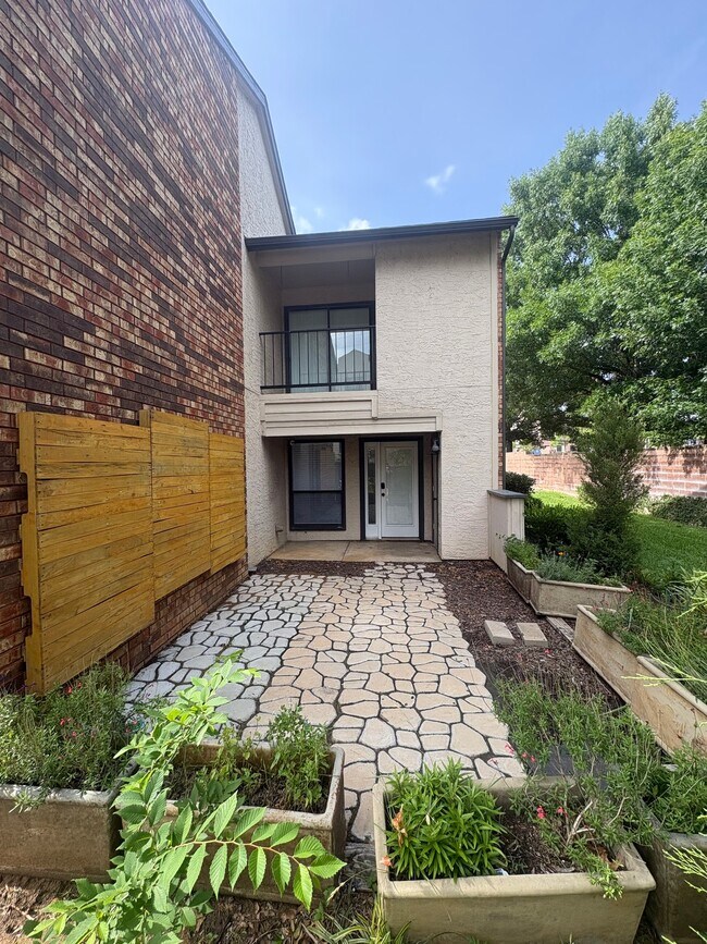 Building Photo - 827 W Harwood Rd