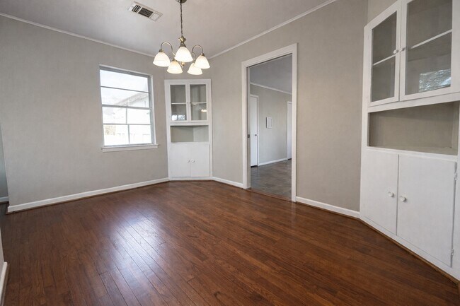 Building Photo - 942 TX-60