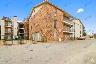 Building Photo - Modern 1/1 Condo on Royal Ln! **INCENTIVE**