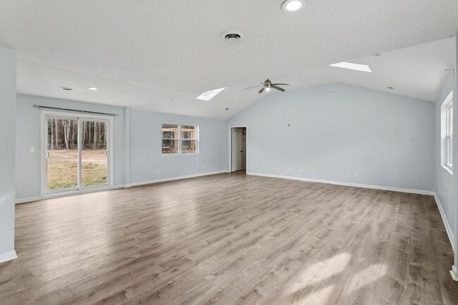 Building Photo - Updated Large Home with Private In-Law Suite Near Gloucester Main Street