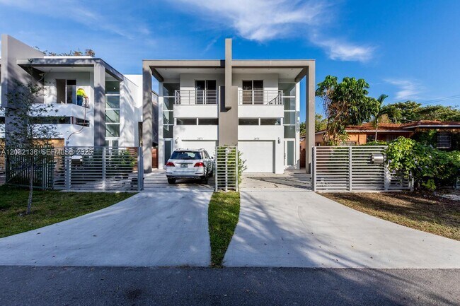 Building Photo - 2875 SW 33rd Ct