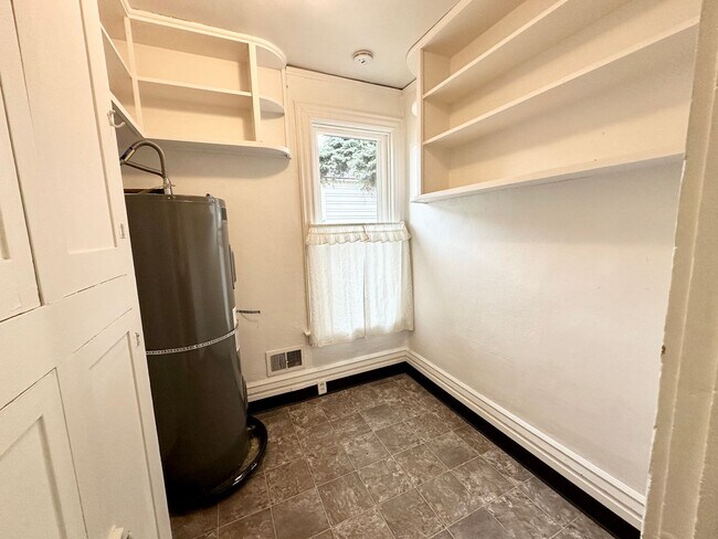 Building Photo - Charming 3 Bedroom Home Near Downtown Elle...