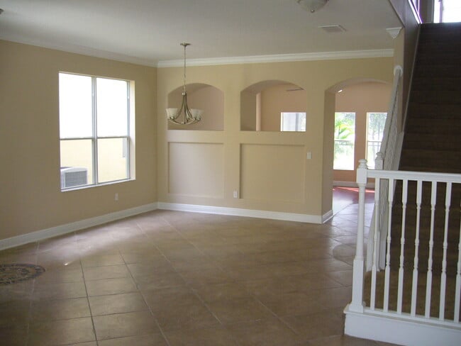 Building Photo - 4 Bedroom/2.5 Bath next to Lake in Windermere ...