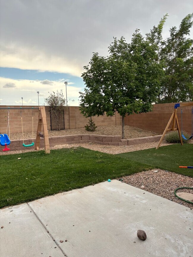 Building Photo - Charming 4 Bedroom 2.5 bath house in a Gat...