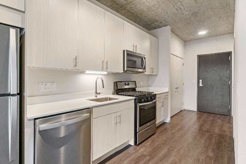 Building Photo - 747 S Clark St