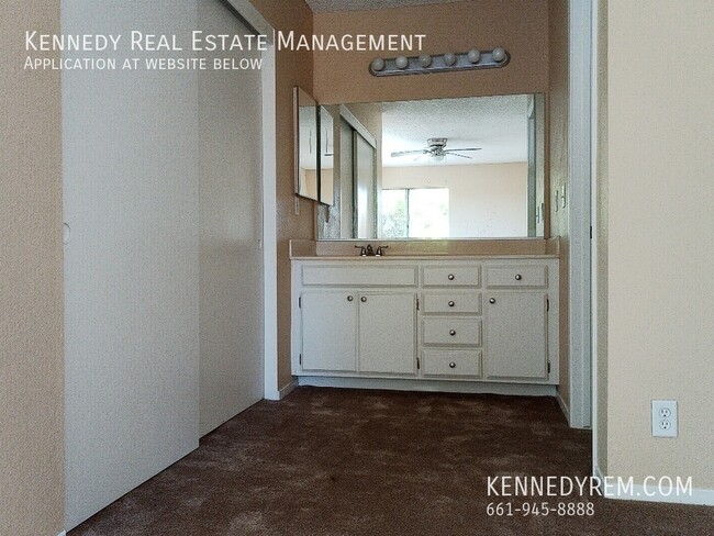 Building Photo - 44042 Palm Ln