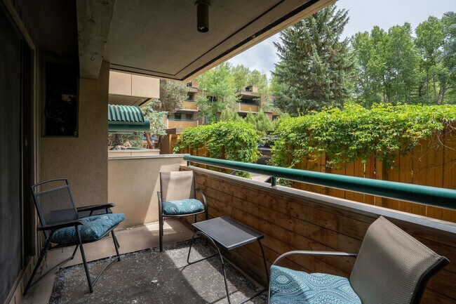 Building Photo - 1024 E Hopkins Ave