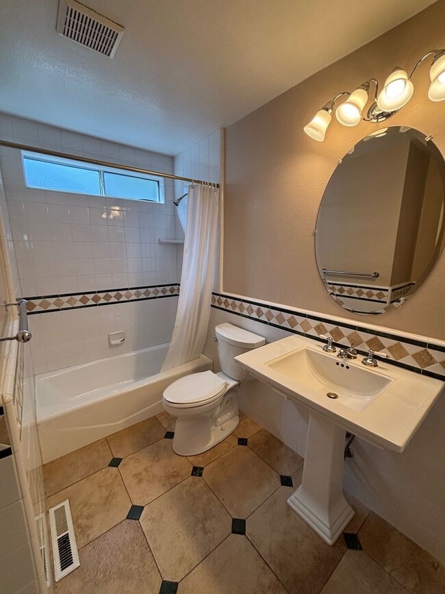Building Photo - 3 Bedroom 2 Bathroom Single Family home in...