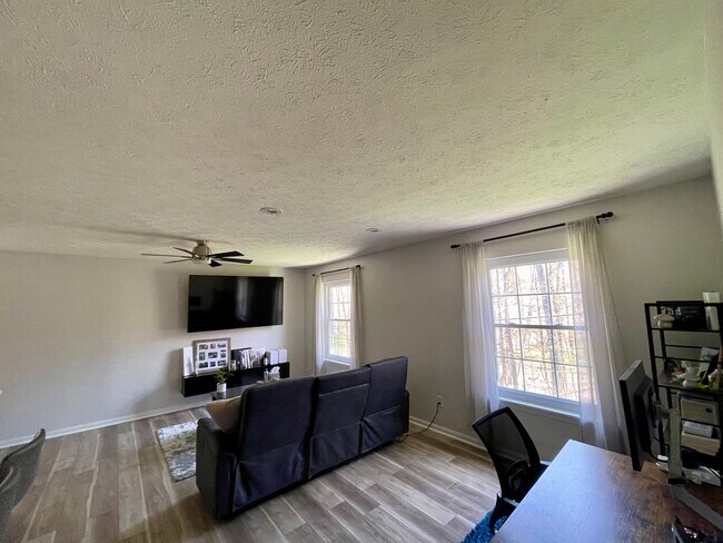 Building Photo - 7010 Carriage Hill Dr