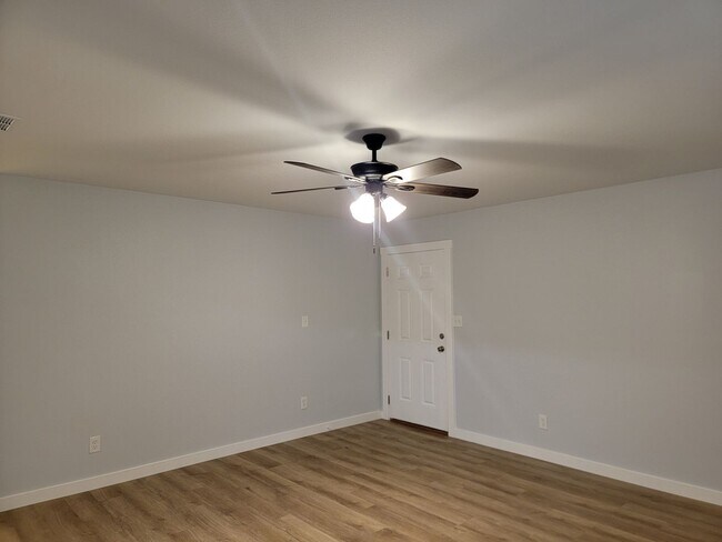 Building Photo - Three bedroom duplex!