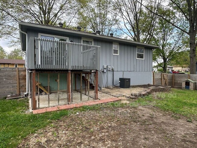 Building Photo - 1201 Golfview Dr