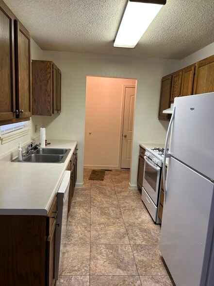 Kitchen - 223 Hunter Dr