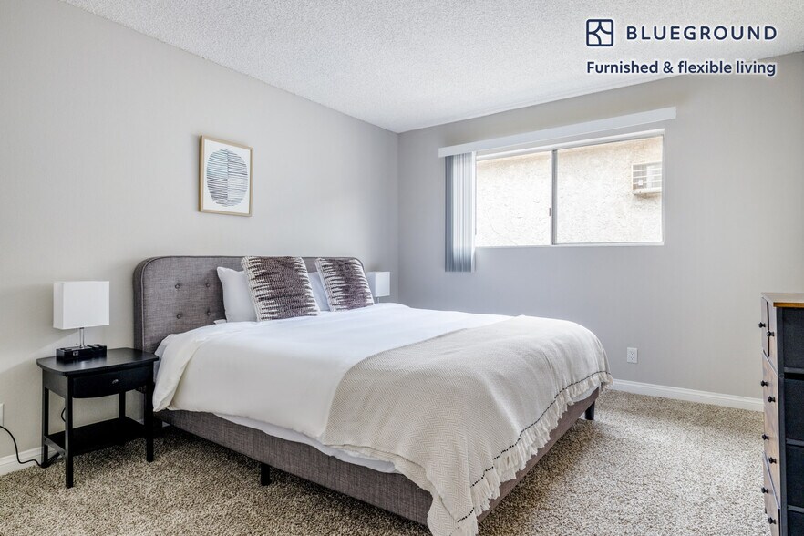 Building Photo - 1340 N Poinsettia Pl