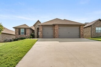 Building Photo - Come home to this stunning 4 bed/2 bath split floorplan home in Centerton!
