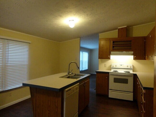 Building Photo - 16658 Meadowcroft St