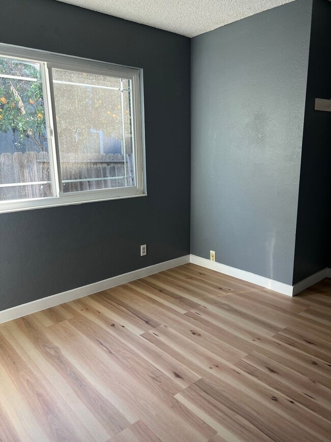 Building Photo - 4Bedroom House