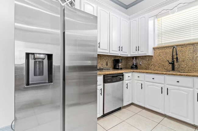 Building Photo - 117 E Campeche St