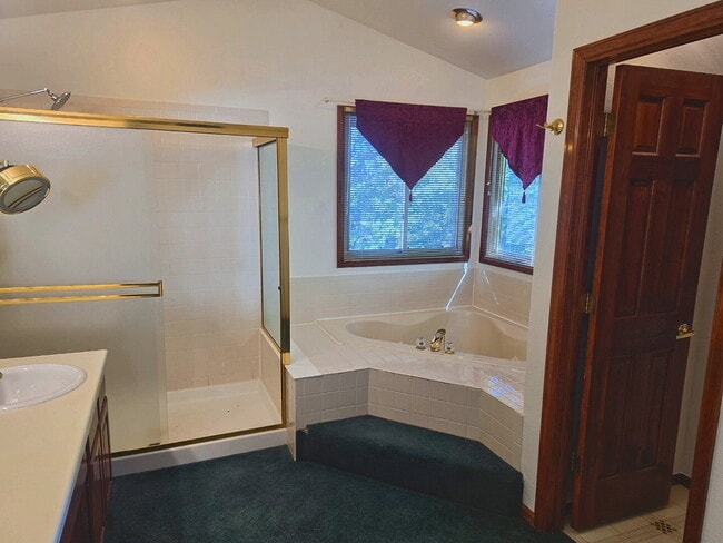 Building Photo - 5 Bedroom/ 4 Bath Two-Story in Governors Place