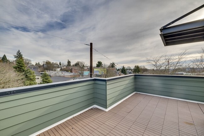 Building Photo - Beautiful 2 bed 2 bath townhouse!