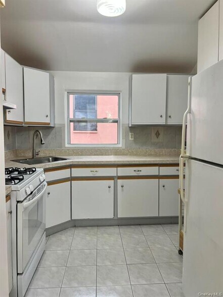 Building Photo - 670 Schenck Ave