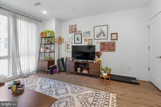 Building Photo - 304 Master St