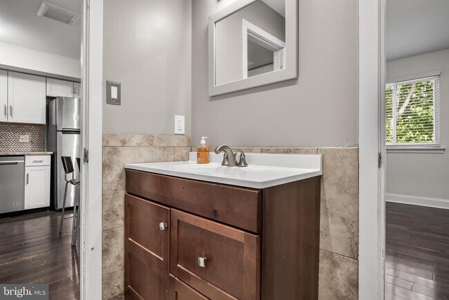 Building Photo - 702 Abbey Ct