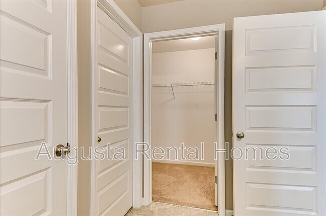 Building Photo - 5060 Vine Ln