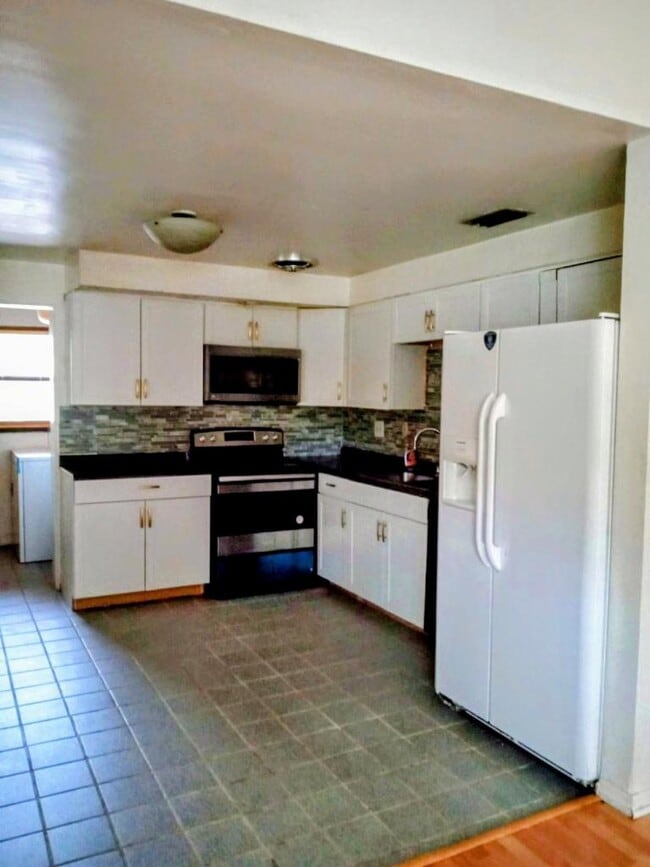 Building Photo - 302 Oakwood Ct