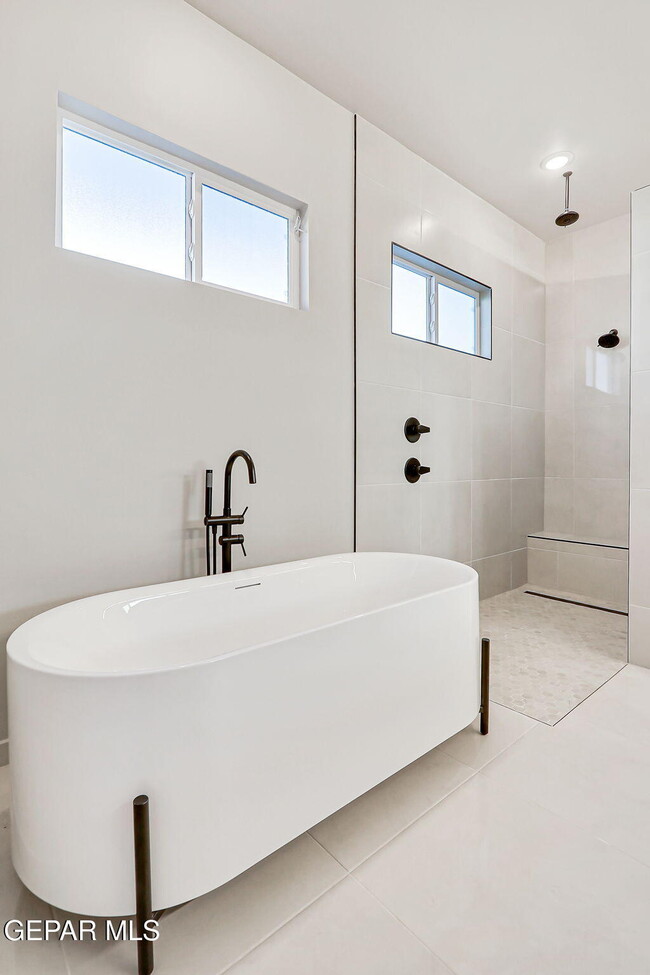 Building Photo - 828 Eltham Dr