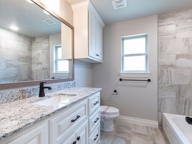 Building Photo - Beautiful Home - 4 Bedroom, 3 Bathroom with Bonus Room in East Edmond