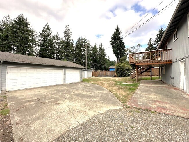 Building Photo - Updated 5 bedroom 2.5 bathroom home in Uni...