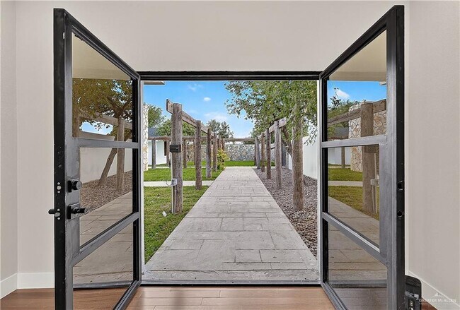 Building Photo - 12303 Lakeview Dr