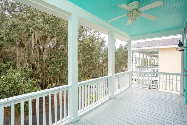 Building Photo - Home on Ladies Island