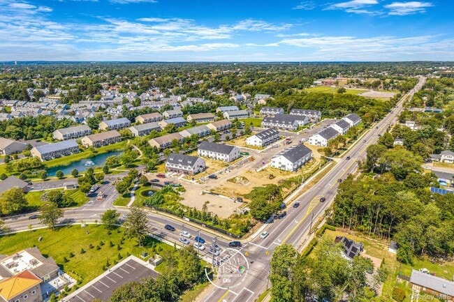 Building Photo - 725 Eastview Dr