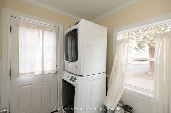 Building Photo - Charming Westside Cottage