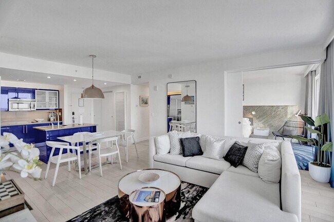 Building Photo - 3101 Bayshore Dr