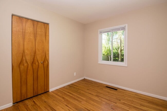 Building Photo - 2420 N Circle Dr