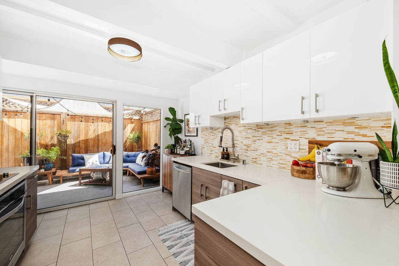 Kitchen - 4040 Grand View Blvd