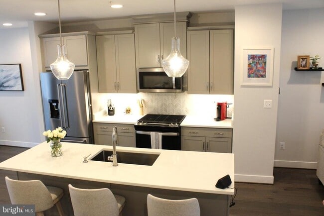 Building Photo - 5040 Oakmoore Dr
