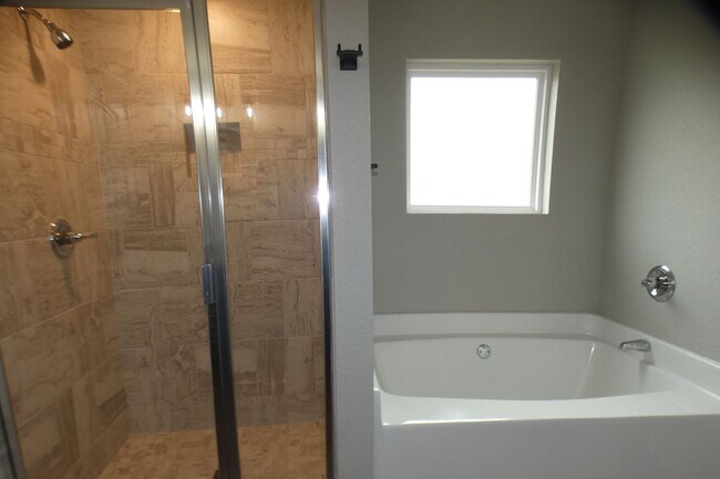 Building Photo - 3-Bedroom Home - The Woodlands