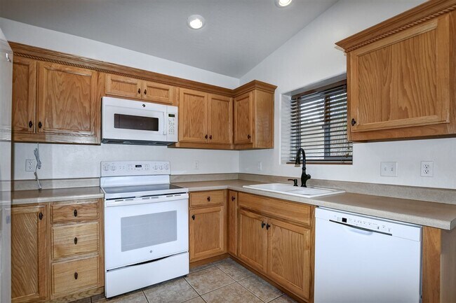 Building Photo - 3 bedroom 2 bathroom ranch style home in C...