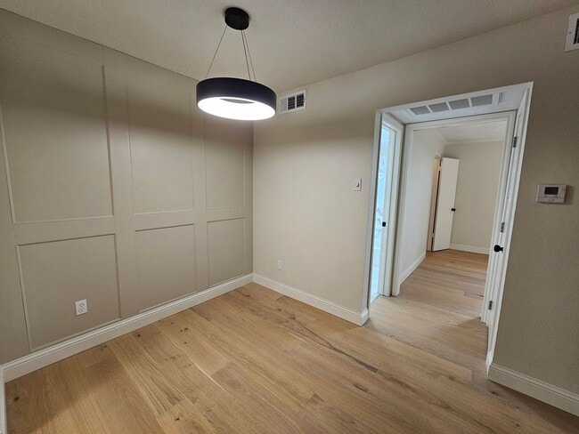 Building Photo - Ready for immediate move in!